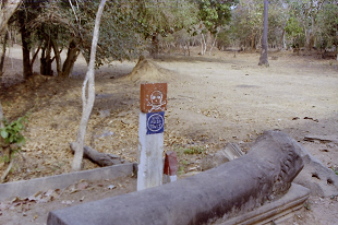 AR[bg xA J{WA Angkolwat BengMealea SiemReap Cambodia n 2004N