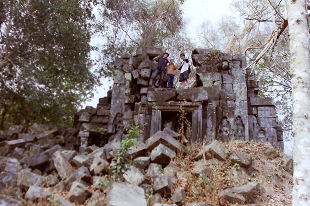 AR[bg xA J{WA Angkolwat BengMealea SiemReap Cambodia 2004N