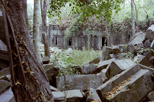 AR[bg xA J{WA Angkolwat BengMealea SiemReap Cambodia 2004N