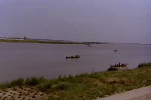 vmy J{WA R PhnomPenh MekongRiver Cambodia 2004N