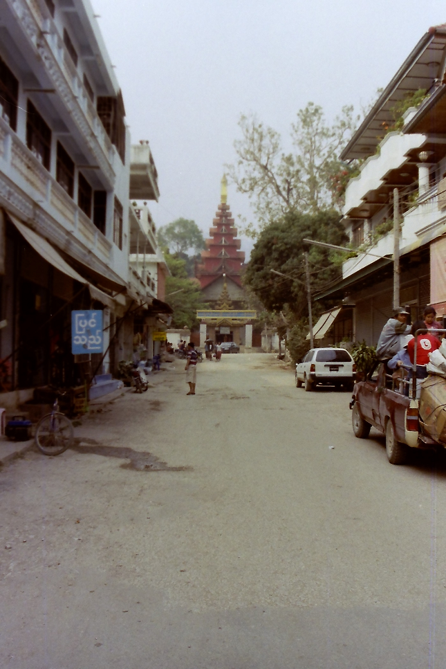 2004N ~}[ ^C Myanmer Thailand Border Tachileik