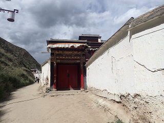 ĉ v fm  XIAHE Labrang-Monastery BackStreet