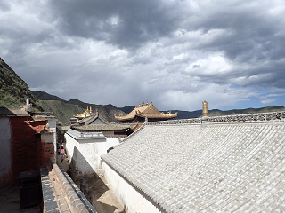 ĉ v fm  XIAHE Labrang-Monastery BackStreet