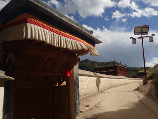 ĉ v fm  XIAHE Labrang-Monastery BackStreet