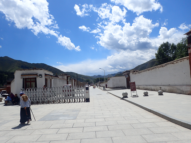 ĉ v fm  XIAHE Labrang-Monastery entrance