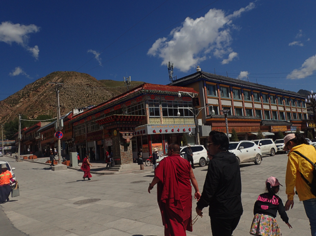 ĉ XX v fm XIAHE DOWTOWN Labrang-Monastery