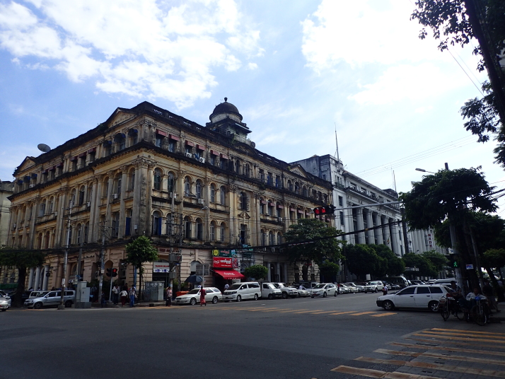 ヤンゴン川近くの英式建築物