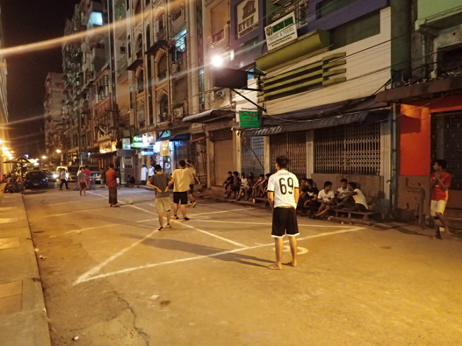 ヤンゴン 夜 路上 サッカー