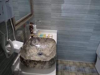 同仁 ホテル TONGREN HOTEL 雲龍酒店 YUN-LONG-HOTEL シャワールーム shower room