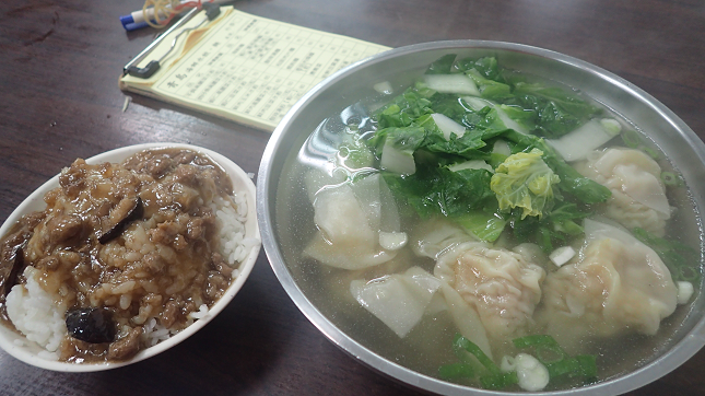 臨江街觀光夜市 LinjiangStreetNightMarket 101近くの夜市 青島海鮮水餃子 海老ワンタン麺 WontonNoodles