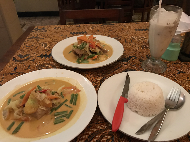 ジャワカレー JavaCurry レッドホットレスト RedhotRest チキンカレー フィッシュカレー ChikinCurry FishCurry ジョグジャカルタ YOGYAKARTA インドネシア Indonesia