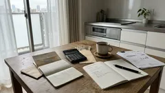 70代夫婦の貯蓄、平均1,923万円の「安心」の落とし穴：中央値800万円と年金の基本・改正点で家計を点検