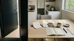 70代の貯蓄と年金、「足りるか」から「どう使うか」へ——平均・中央値と夫婦家計の収支を数字で整理